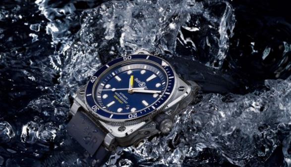Blue dials replica watches can remind us of charming ocean.