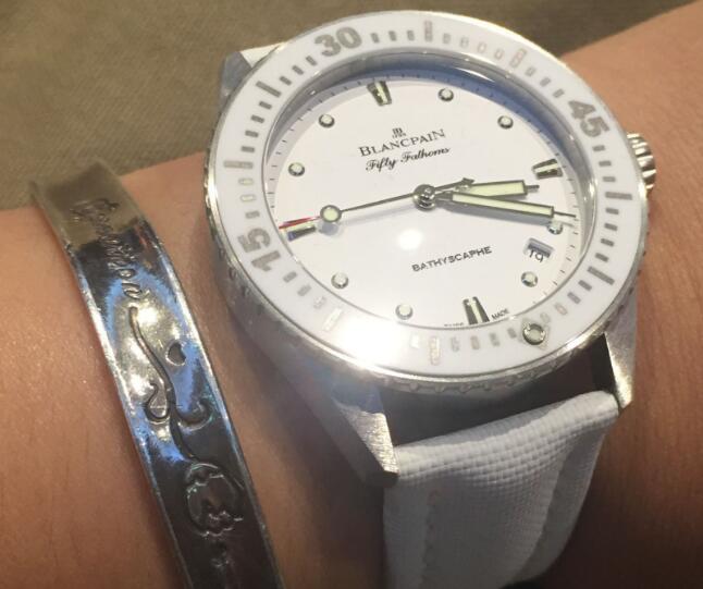 Best-selling knock-off watches ensure purity with white color.