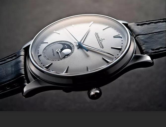 The 39 mm copy watch is made from stainless steel.